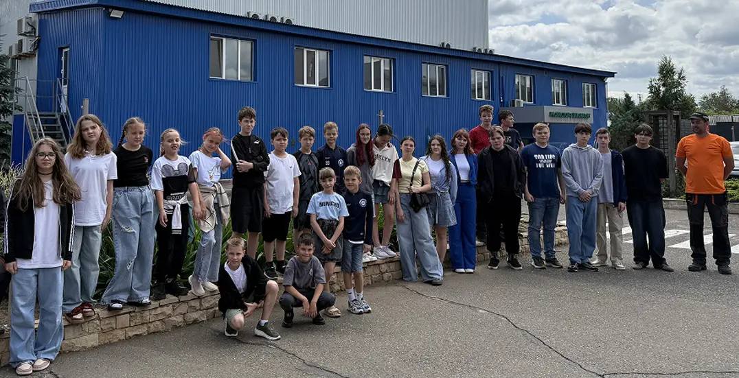 Фотография детей, посетивших завод